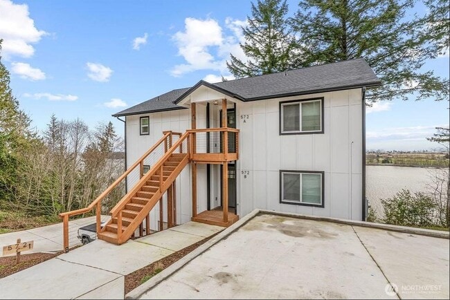 Building Photo - 572 Columbia St