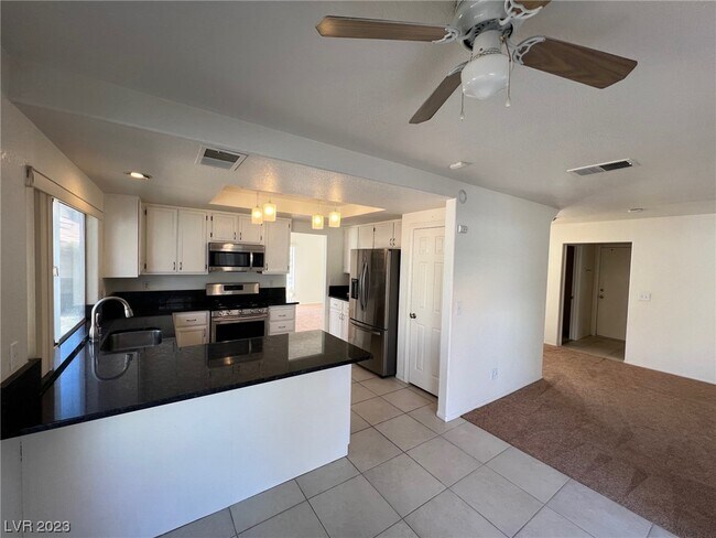 Foto del edificio - 8408 Luna Bay Ln