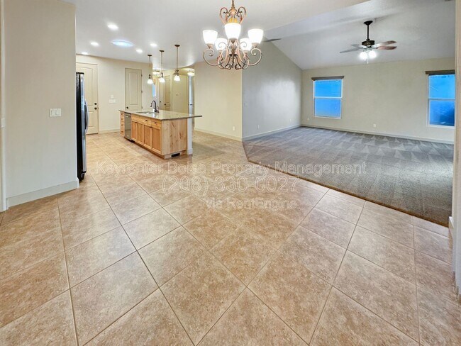 Foto del edificio - 3349 N Justin Ave