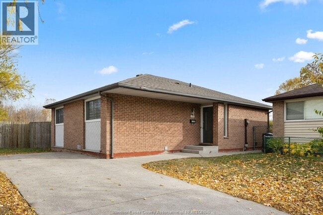 Building Photo - 1497 Bayswater Crescent