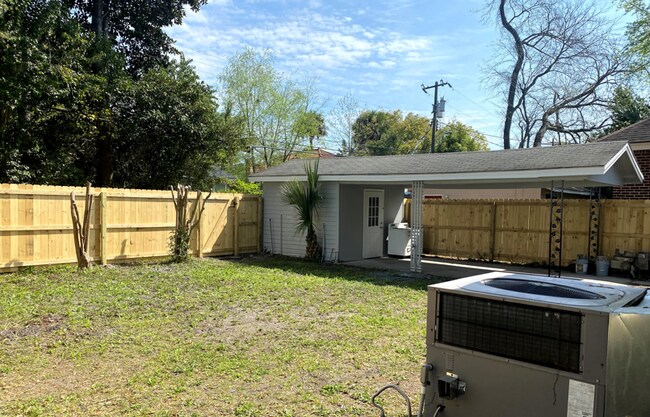 Cochera en patio trasero cercado - 228 E 52nd St