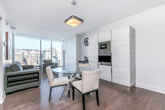 Building Photo - 1300 Boul. René-Lévesque O