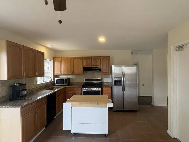 Foto del edificio - 3-Bed, 2 Baths, 2 Living Ares With Cozy Fireplace in San Antonio!"