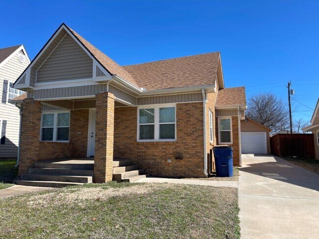 Foto del edificio - 3 bedroom one bath one car detached garage with laundry connections!