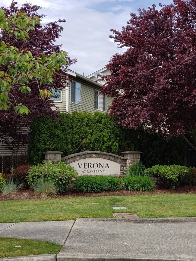 Building Photo - Beautiful 4 Bedroom in Desirable Lakeland ...