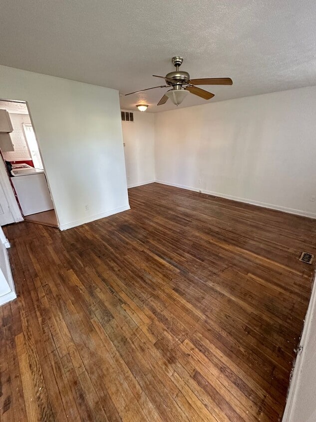 Primary Photo - 2 bed 1 bath