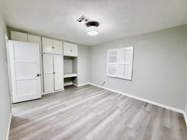 Building Photo - 8453 Hazeltine Ave