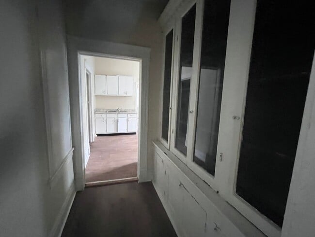 Building Photo - 4 Bedrooms!!