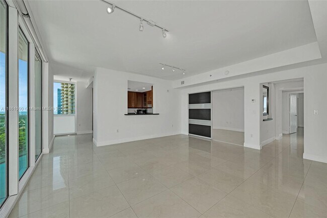 Foto del edificio - 19400 Turnberry Way