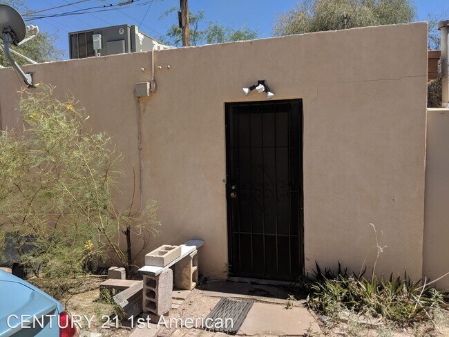 Foto del edificio - Studio, 1 bath House - 147 1/2 N Highland Ave