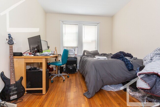 Building Photo - 9/1 Sunny top floor 4BR/2BA w/parking near...