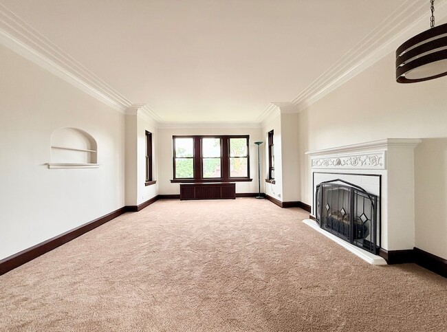 Building Photo - 615 E Golf Rd