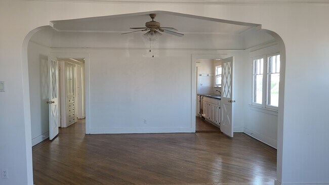 Building Photo - 2122 Vineyard Ave