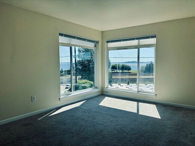 Foto del edificio - Top Floor West Facing 1bd/1ba Condo with Sound Water Views!