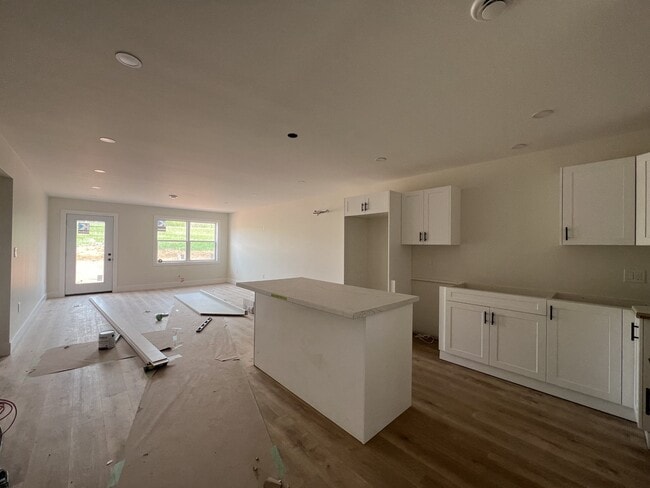 Building Photo - 39 Violet Cir