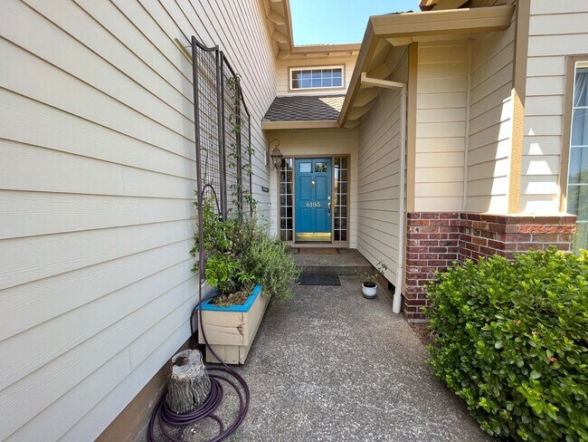 Foto del edificio - Beautiful 4Bd + 3Ba in Portland!! Offers Beautiful Outdoor Views and Great Gardening Backyards!!