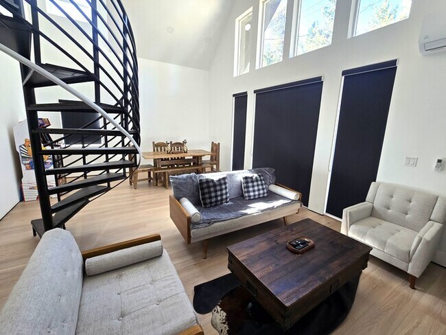 Foto del edificio - Newer Modern-Style 2 Bed / 2 Bath + Loft