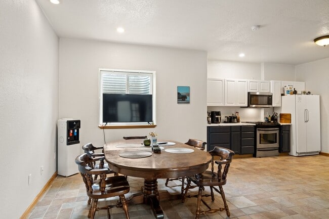 Building Photo - Private 1-Bed, 1-Bath Walkout Unit - Full ...