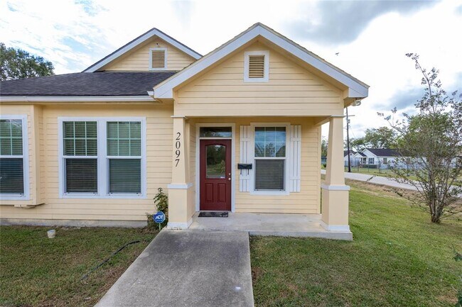 Building Photo - 2097 Hegele St