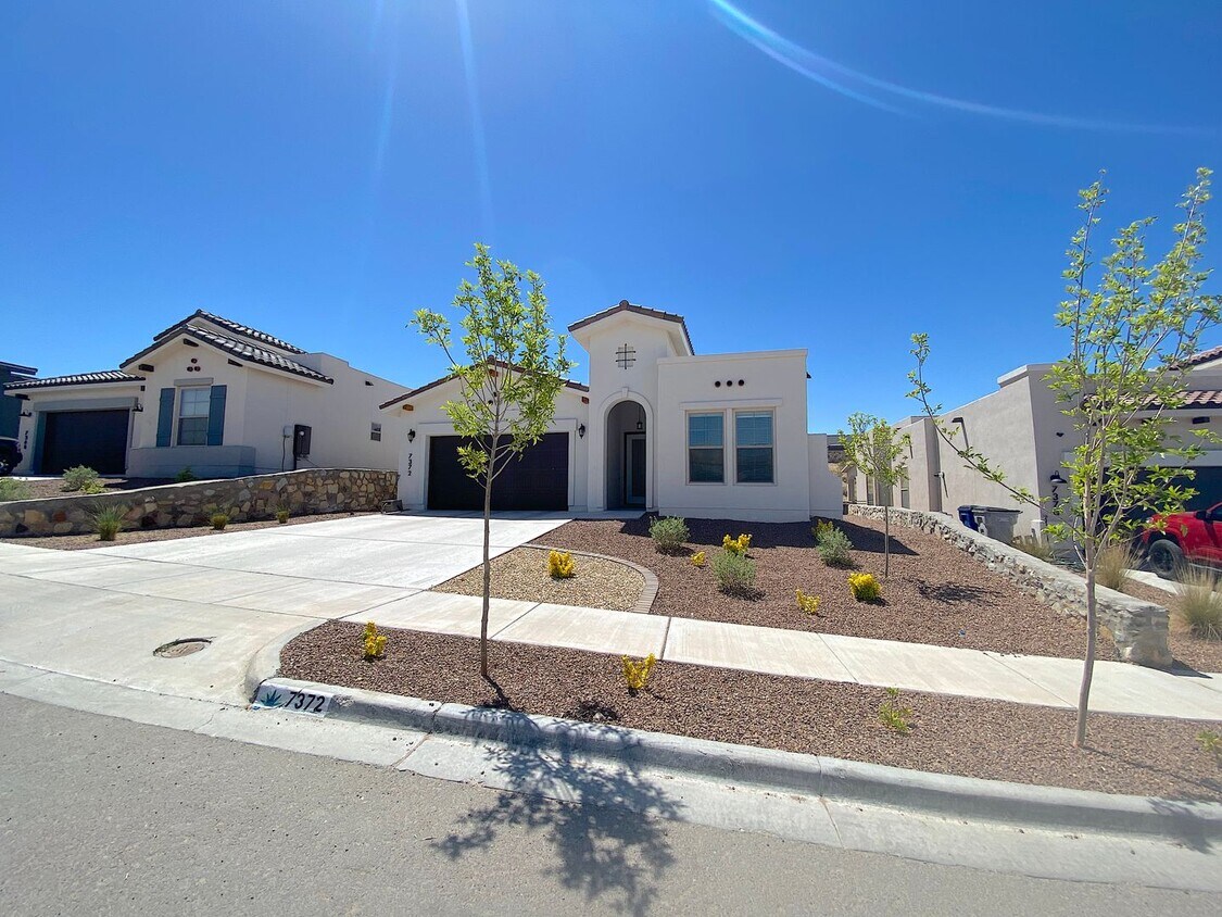 Foto principal - West El Paso Stunning 4 bed/2.5bath