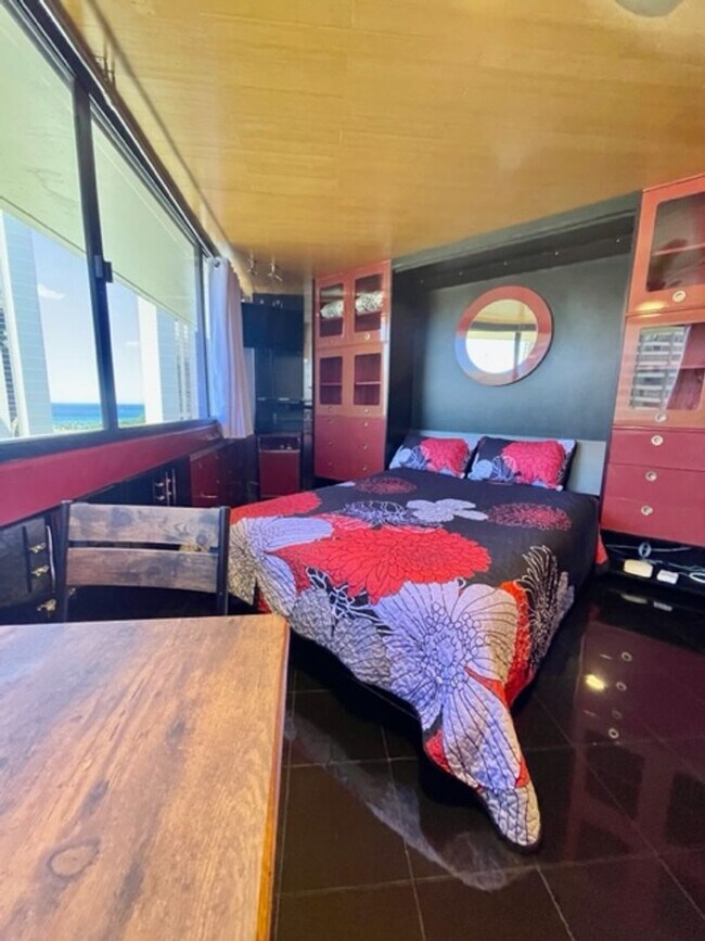 Building Photo - Fully furnished and move-in ready!