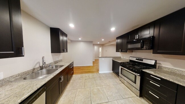 Building Photo - Spacious 8-Bedroom / 4-Bathroom Home Near ...