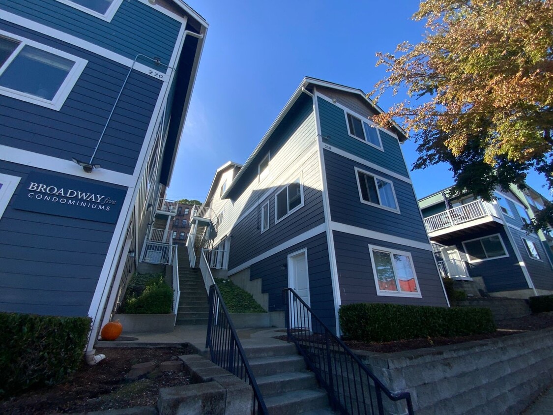 Primary Photo - Beautiful 2 bedroom in Tacoma WA - Apply T...