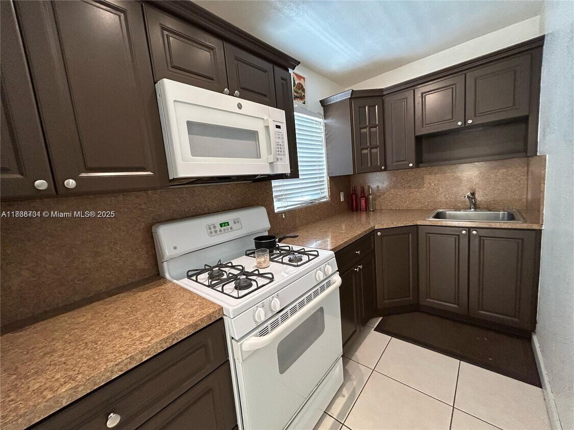 Foto principal - 12890 NE 8th Ave