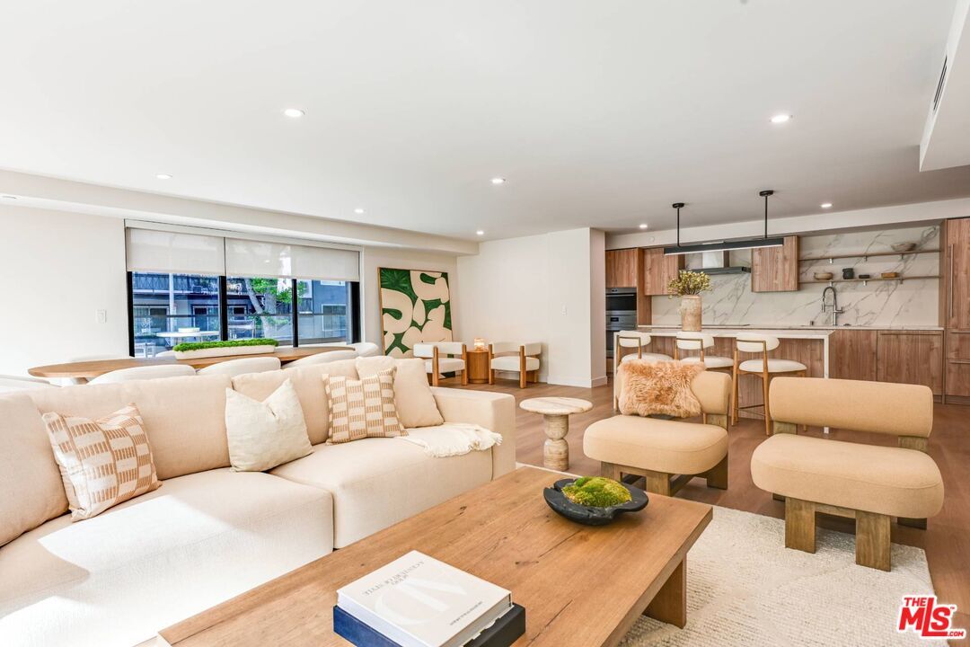 Foto principal - 350 N Palm Dr