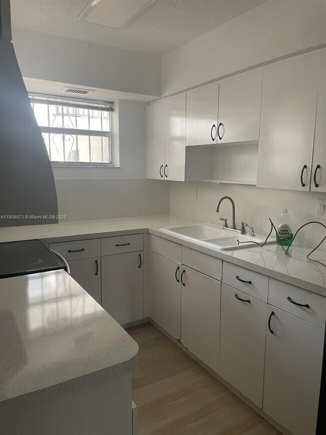 Foto del edificio - 2498 SW 17th Ave
