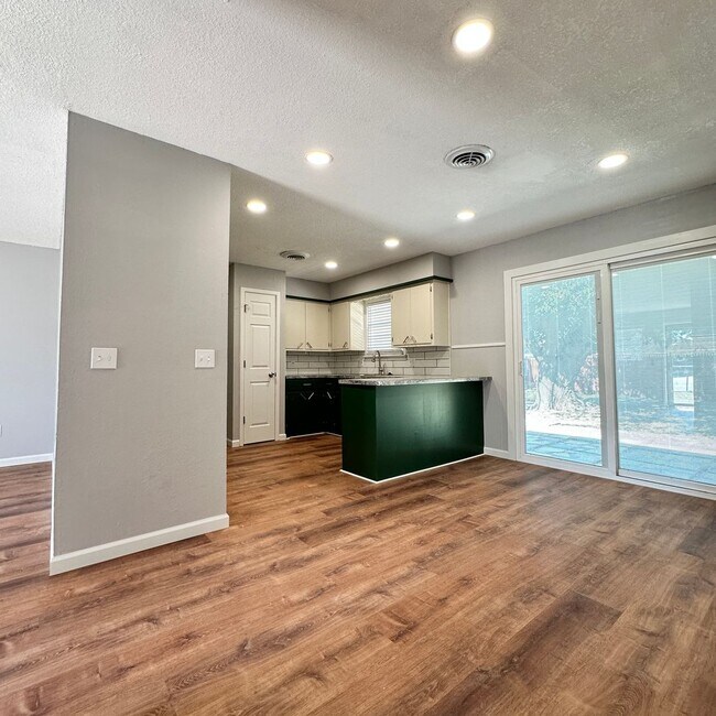 Foto del edificio - MOVE IN SPECIAL 1/2 OFF FIRST FULL MONTHS ...