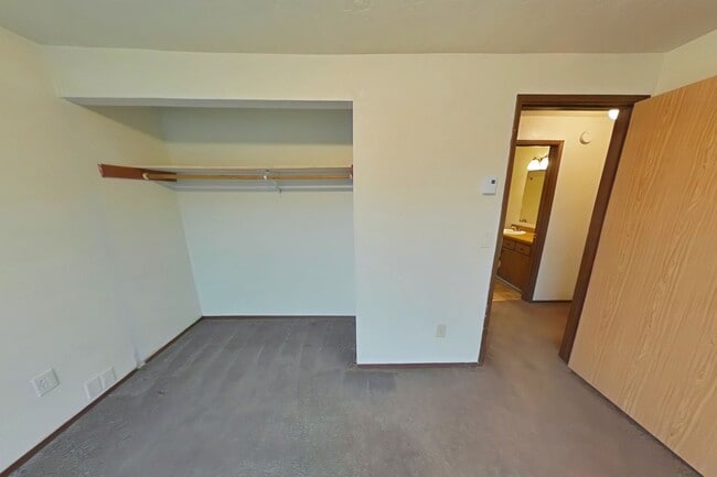 Building Photo - 2 Bedroom Townhouse ~ Close to Downtown