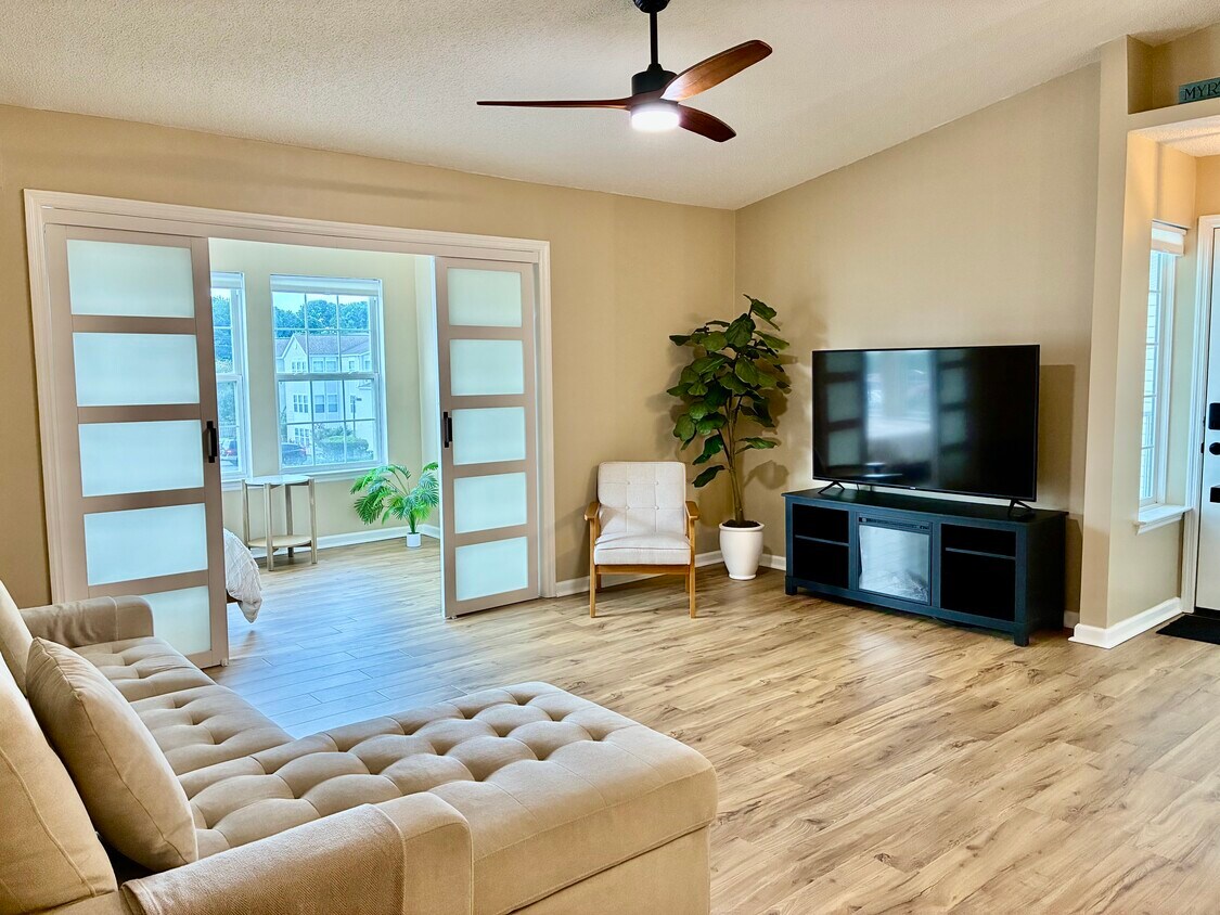 Foto principal - 8641 S Bridge Dr