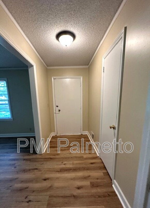 Foto del edificio - 529 Skyland Dr