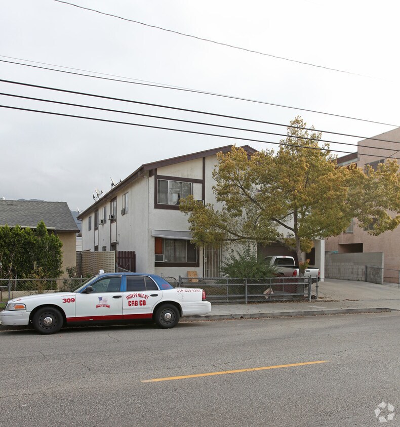 Building Photo - 614 S Lake St