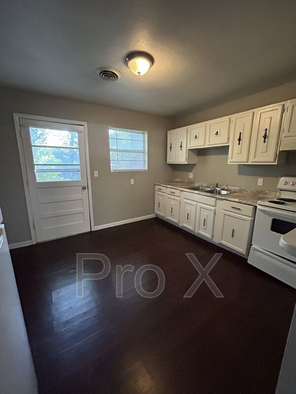 Building Photo - 1303 E 9th St