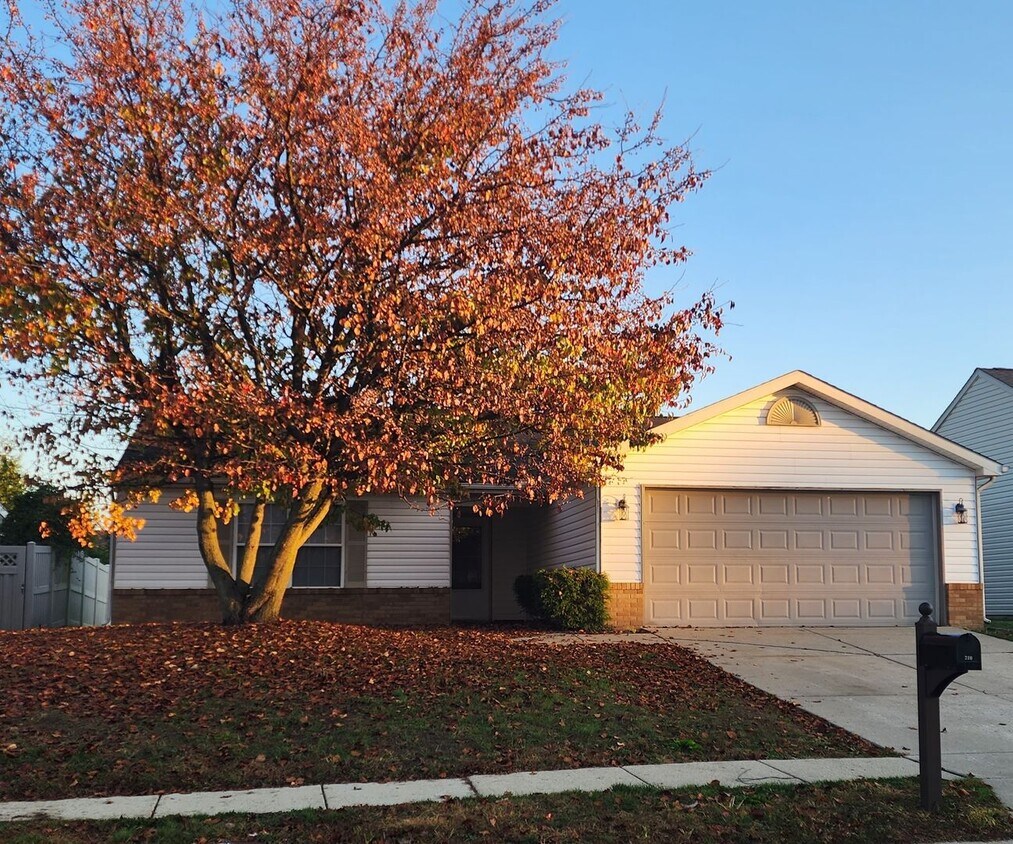 Foto principal - 3-Bedroom, 2-Bathroom Home with 2-Car Atta...