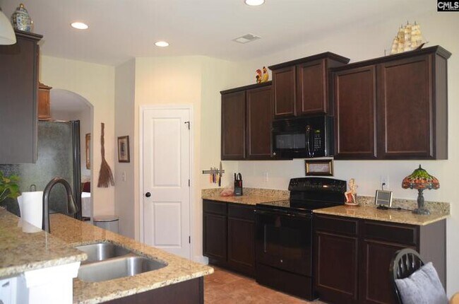 Building Photo - 414 Badminton Ct