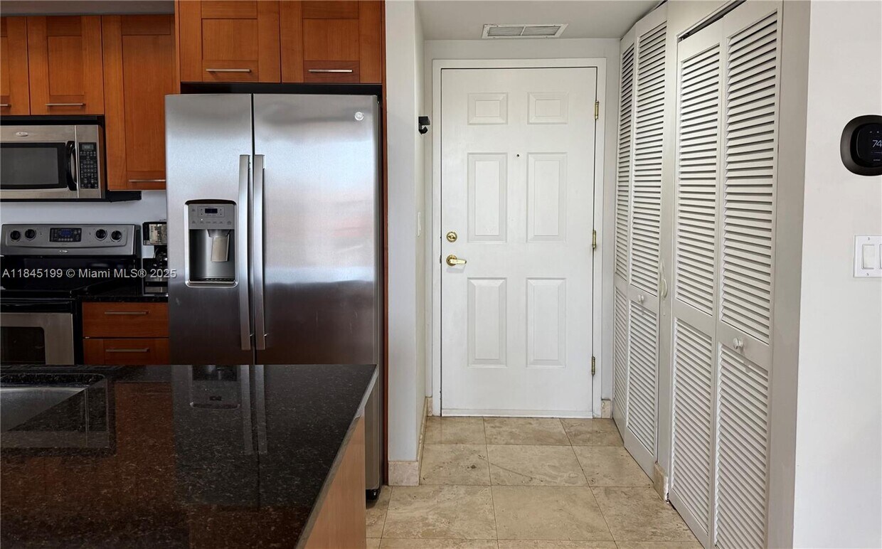 Foto principal - 4100 Salzedo St