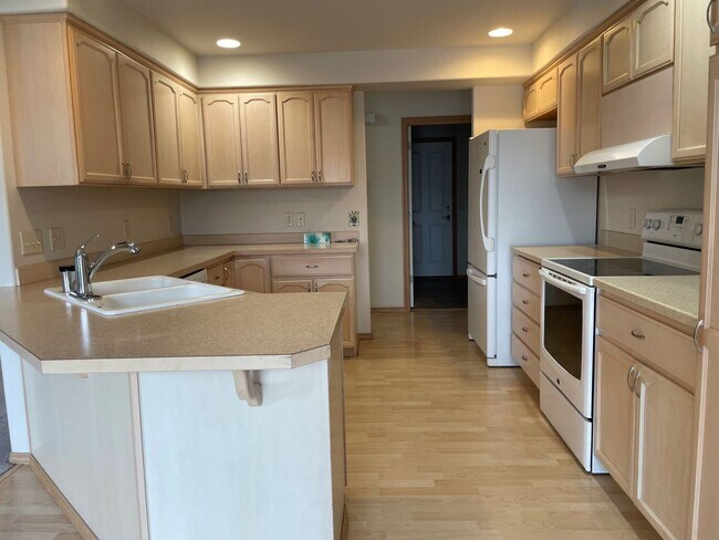 Building Photo - Now renting 3 bedroom Executive Home