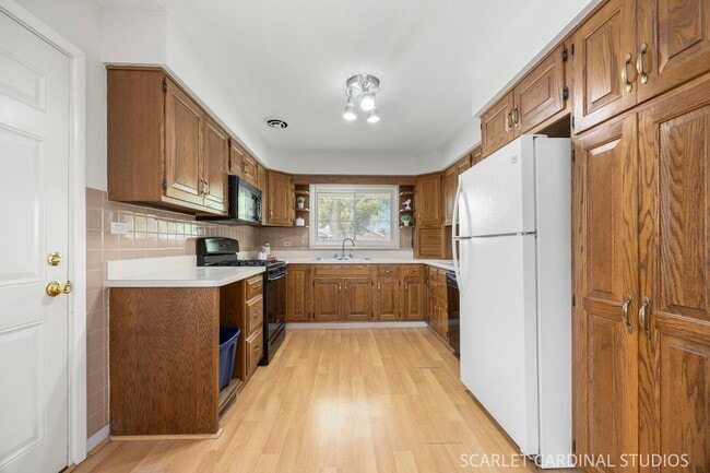 Building Photo - 569 S Park Rd