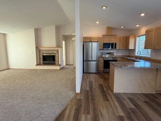 Building Photo - 2442 Highland View Dr.