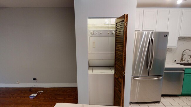 Building Photo - Bright Ravenswood apartment near Andersonv...