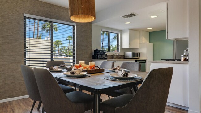 Foto del edificio - 2160 S Palm Canyon Dr