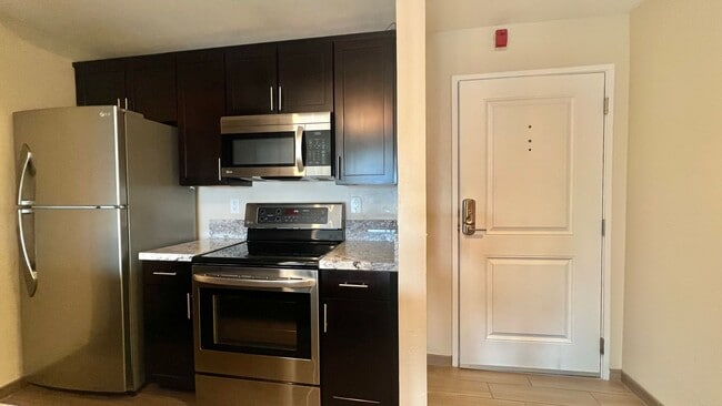 Building Photo - Top Floor Sweet and Spacious studio with resort style amenities and In-Unit Washer & Dryer!