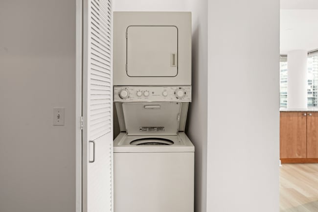 Building Photo - 736 S Clark St