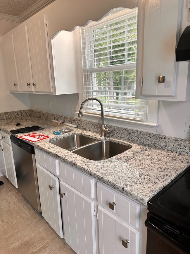 Building Photo - 912 S Hornbeam Dr