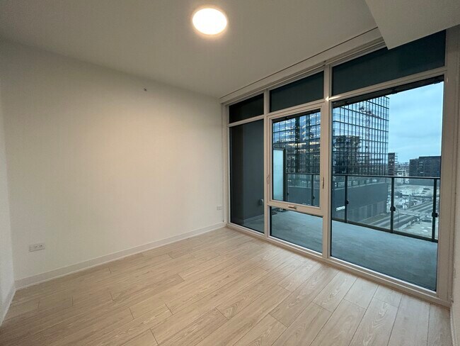 Building Photo - 949 N Elston Ave