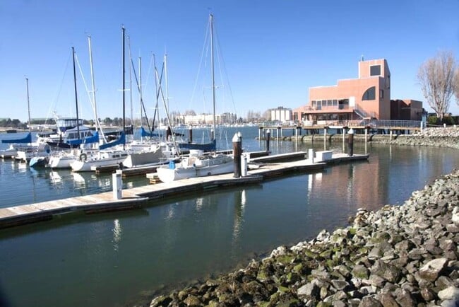 Foto del edificio - BEAUTIFUL TOP FLOOR  1 BED 1 BATH CONDO W/...