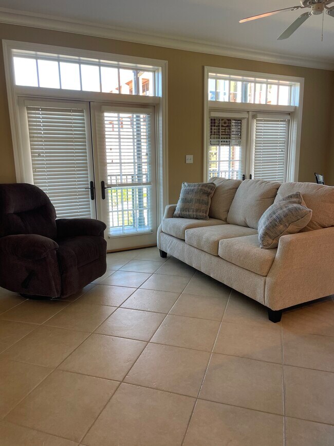 Sofá y sillón reclinable - 415 E Romana St